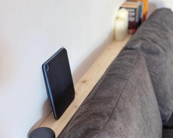 Derrière l'étagère du canapé, console de canapé étroite, étagère fine en bois