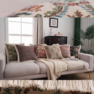 Peut inclure: Plusieurs coussins décoratifs aux motifs floraux et géométriques variés. Les coussins sont disposés sur un canapé clair, avec une couverture crème. Les coussins ont des bords à franges et des couleurs variées, dont le rouge, le bleu, le vert et le marron.