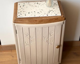 Meuble d'appoint relooké - Table de chevet bohème chic - Plateau terrazzo et bois - Pièce unique artisanale - Décoration vintage revisité