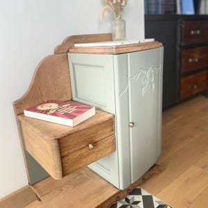 Chevet relookée vert sauge – Meuble à tiroirs design Art Déco – Commode bohème chic – Mobilier unique et contemporain – Rangement élégant