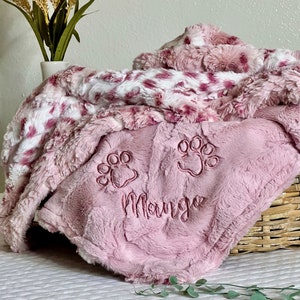 Wildrose Lynx with Hide Minky Personalized Paw Print Blanket, Paw Print Dog Blanket, Puppy Blanket, Personalized Dog Blanket, Pink Dog imagem 1