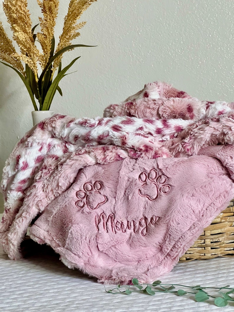 Wildrose Lynx with Hide Minky Personalized Paw Print Blanket, Paw Print Dog Blanket, Puppy Blanket, Personalized Dog Blanket, Pink Dog imagem 1