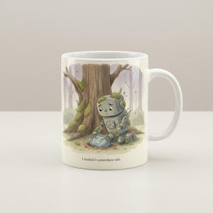 Może przedstawiać: Biały ceramiczny kubek z ilustracją przedstawiającą małego szarego robota klęczącego u podnóża dużego drzewa i zakopującego niebieski tobołek w ziemi. Na dole nadrukowany jest czarny napis o treści "I stashed it somewhere safe.".