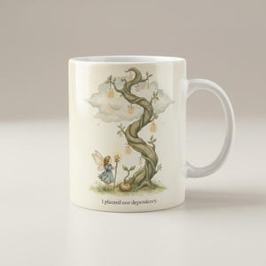 Könnte beinhalten: Ein weißer Keramikbecher mit einer gedruckten Illustration einer kleinen Fee mit Flügeln, die neben einem hohen, gedrehten Baum steht. Der Baum wächst in eine Wolke mit hängenden Laternen. Der Text unten lautet, I planted one dependency.