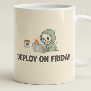 Puede incluir: Una taza de cerámica color crema con un gráfico de un esqueleto con sudadera verde, escribiendo en una computadora portátil con llamas detrás. Junto al esqueleto hay una hoja de calendario marcada con FRI. El texto DEPLOY ON FRIDAY aparece debajo.