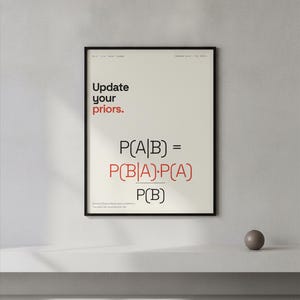 Op de afbeelding: Een ingelijste kunstdruk met de tekst Update your priors. in zwart en rood, gevolgd door de wiskundige formule voor de stelling van Bayes: P(A|B) = P(B|A)P(A) / P(B). Het ontwerp gebruikt een schreefloos lettertype op een crèmekleurige achtergrond.
