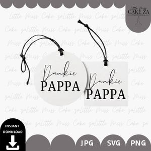 Puede incluir: Dos etiquetas de regalo blancas, una circular y otra cuadrada, cada una con el texto impreso en negro Dankie PAPPA. Ambas etiquetas están unidas a finos cordeles negros para colgar, presentadas sobre un fondo claro con un patrón de marca de agua.