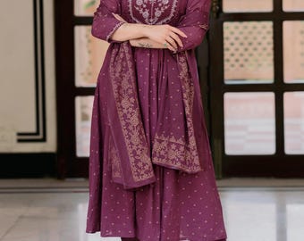 Salwar kameez-kostuum met bloemendraad geborduurd, dupatta-set met paarse katoenen anarkali Kurta-broek