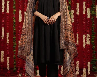 Bloemen geborduurd Kurta Palazzo Dupatta-set, zwart katoenen pak voor dames