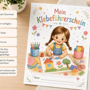 Op de afbeelding: Een printbaar certificaat getiteld Mein Klebeführerschein met een cartoonkind dat knutselt met papieren vormen, kleurpotloden en een schaar. Het document bevat een lege regel voor een naam en kleurrijke illustraties van bloemen, sterren en vlaggetjes.