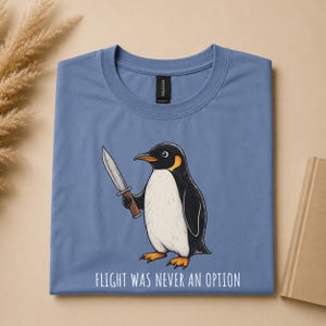 Flyg var aldrig ett alternativ T-shirt, rolig pingvinkniv-t-shirt, sarkastisk mörk humor-gåva, retro pingvinpunk grafisk komfort kaotisk T-shirt
