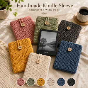Puede incluir: Una colección de seis fundas de ganchillo para Kindle en rosa, verde oliva, gris oscuro, amarillo mostaza, crema y azul marino. Cada funda cuenta con una correa vertical asegurada por un pequeño botón de madera con una hoja grabada. Un Kindle negro.