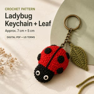 Pode incluir: Um padrão de crochê para um chaveiro de joaninha e folha, com o texto CROCHET PATTERN Ladybug Keychain + Leaf Approx. 7 cm + 5 cm DIGITAL PDF • US TERMS. O objeto é uma joaninha de crochê vermelha e preta com uma folha verde.