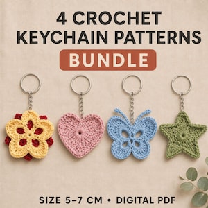 Puede incluir: Un paquete de 4 patrones de ganchillo para llaveros en formato PDF digital, que incluye una flor amarilla y roja, un corazón rosa, una mariposa azul y una estrella verde. Cada llavero mide 5-7 cm. El texto dice 4 CROCHET KEYCHAIN PATTERNS BUNDLE.