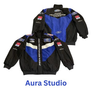 Op de afbeelding: Twee zwarte racejacks met blauwe en witte accenten. De jassen tonen de tekst "FORD PERFORMANCE RACING" en diverse sponsorlogo's. Ze hebben een bomberstijl met geribbelde kraag en manchetten.
