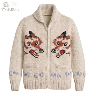 Peut inclure: Un gilet zippé en tricot beige avec un col châle, des manches longues et deux poches avant. Le vêtement présente deux motifs de têtes de renard marron et noir sur la poitrine et des empreintes de pattes bleu clair sur l'ourlet et les poignets.