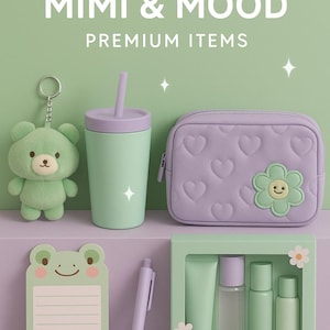Op de afbeelding: Een verzameling items met het label MIMI & MOOD PREMIUM ITEMS, waaronder een groene pluche berensleutelhanger, een lichtgroene beker met een paars deksel, een paars gewatteerd tasje met een bloemapplicatie, een kikker-notitieblok, een paarse pen en vier flesjes.