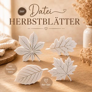 Könnte beinhalten: Ein Set aus vier weißen, blattförmigen Dekorationsobjekten mit detaillierten Blattadern. Das Bild enthält den Text: Datei HERBSTBLÄTTER, 3MF, inkl. Gewerbelizenz und 4er-Set. Die Blätter sind auf einer hölzernen Oberfläche angeordnet.