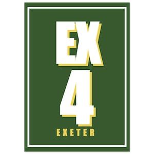 Op de afbeelding: Een rechthoekig bord met een donkergroene achtergrond en een witte rand. Het bord toont de witte letters "EX" boven het witte nummer "4", allemaal met gele schaduwaccenten. Het woord "EXETER" is in het geel onderaan gedrukt.
