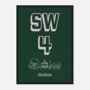 Könnte beinhalten: Ein gerahmter Druck mit dunkelgrünem Hintergrund zeigt den Text "SW 4" in Weiß und Grau. Darunter ist eine Skizze einer Parkszene mit Bäumen, einem Pavillon und dem Wort "Clapham" zu sehen.