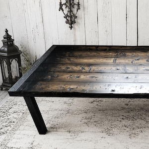 Mesa de centro industrial desgastada y recuperada con patas de acero de 2x2
