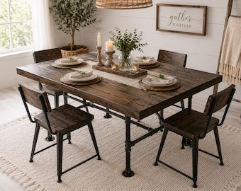 Pode incluir: Uma mesa de jantar retangular com tampo de madeira castanho-escura e pernas de tubos de metal preto, acompanhada por quatro cadeiras a condizer com assentos de madeira e estruturas de metal preto. A mesa está posta com pratos brancos.