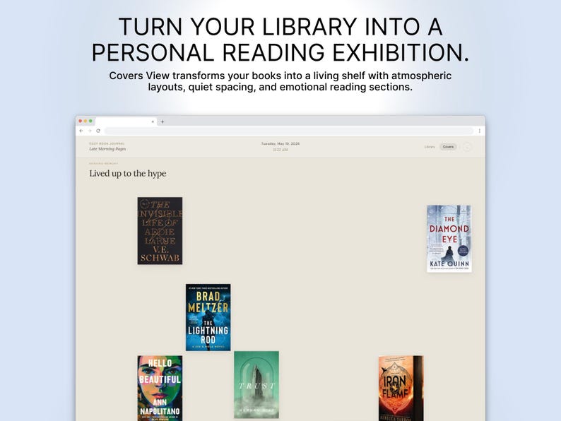 Puede incluir: Una pantalla de ordenador muestra una biblioteca digital con portadas de libros. El texto en la parte superior dice: "CONVIERTE TU BIBLIOTECA EN UNA EXHIBICI&Oacute;N DE LECTURA PERSONAL." Se ven varias portadas de libros, incluyendo "The Invisible Life of Addie LaRue" y "The Diamond Eye".