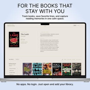 Puede incluir: Una pantalla de port&aacute;til muestra una interfaz de aplicaci&oacute;n de lectura de libros. La aplicaci&oacute;n presenta una portada de libro con el t&iacute;tulo "The Lamb" y el nombre del autor, Lucy Rose. El texto "FOR THE BOOKS THAT STAY WITH YOU" est&aacute; en la parte superior, con el lema "Track books, save favorite lines, and capture reading memories in one calm space."