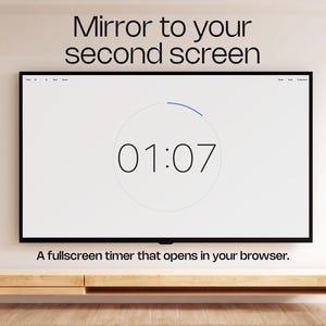 Puede incluir: Un televisor grande con marco negro muestra un temporizador a pantalla completa con la hora 01:07. El texto "Mirror to your second screen" est&aacute; encima de la pantalla, y "A fullscreen timer that opens in your browser" est&aacute; debajo.