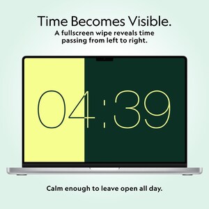 Pu&ograve; includere: Uno schermo di laptop mostra l'ora 04:39, diviso tra giallo e verde scuro. Il testo recita "Time Becomes Visible" e "Calm enough to leave open all day".