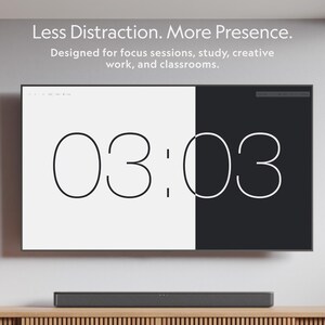 Pu&ograve; includere: Un timer digitale che mostra "03:03" su un grande schermo, diviso in met&agrave; bianche e nere. Il testo "Less Distraction. More Presence." e "Designed for focus sessions, study, creative work, and classrooms." sono sopra.