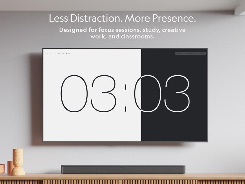Pu&ograve; includere: Un timer digitale che mostra "03:03" su un grande schermo, diviso in met&agrave; bianche e nere. Il testo "Less Distraction. More Presence." e "Designed for focus sessions, study, creative work, and classrooms." sono sopra.
