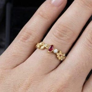 Anillo floral con rubí AAA talla marquesa, banda botánica de hoja de plata de ley 925 chapada en oro, anillo apilable de flor con circonita cúbica roja, regalo para ella.