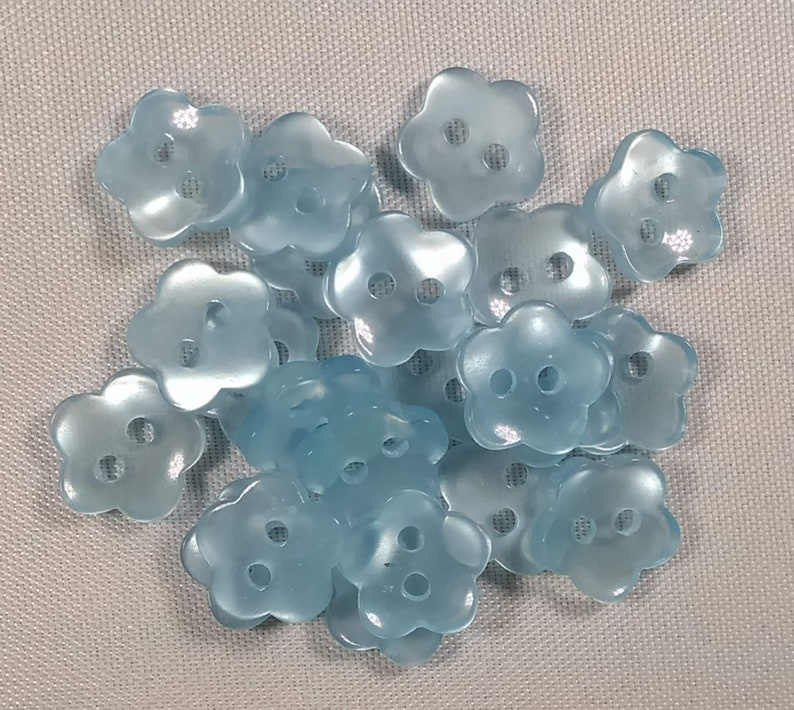 15 x LeMSKoR 10mm Resin Light Blue Heaven Small FLOWER BUTTONS PEARLY Finish
