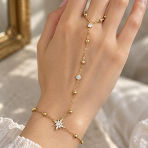 Bracelet de main doré avec étoile strass perles dorées, chaîne de doigts fine à perles dorées et bague acier inoxydable, bijou cadeau femme
