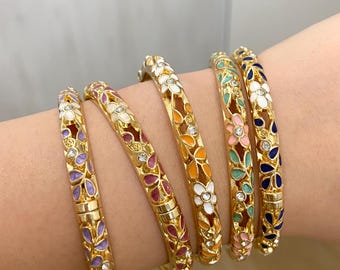 Thaise armband met open sluiting, boho-chique bloemmotief, kleurrijke handgemaakte sieraden, trendy veelkleurige armband, origineel zomercadeau voor vrouwen