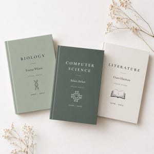 Könnte beinhalten: Drei Notizbücher mit festem Einband in Salbeigrün, Dunkelwaldgrün und Off-White. Jedes zeigt einen Fachtitel, einen personalisierten Namen, den Text "STUDY NOTES", ein passendes Symbol und den Datumsbereich "2026 - 2027" in schwarzer oder weißer Schrift.