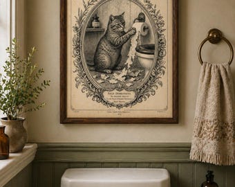 Puede incluir: Un grabado vintage enmarcado muestra a un gato jugando con papel higiénico en un baño. La obra de arte en blanco y negro presenta un marco ovalado con detalles florales. El grabado está colgado sobre un inodoro blanco.