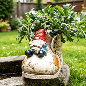 Peut inclure: Un pot de jardin fantaisiste en forme de botte usée, rempli de verdure. Une figurine de gnome avec un chapeau rouge et une veste bleue est assise sur la botte, lisant un livre. La botte a des patchs bruns et des coutures décoratives.