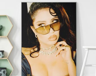 Kali Uchis Poster | Mit freundlichen Grüßen Album Wall Art | Verträumter Retro Pop Print | Feminines Musikdekor | Ästhetischer Schlafzimmerfan Geschenkidee