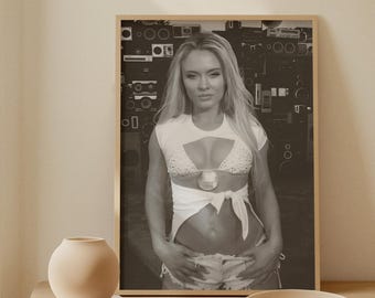 Zara Larsson Wand Kunst | Schwedischer Popstar Musik Poster | Mitternachtssonne Ästhetisches Dekor | Poster Girl Ära Kunst | Üppiges Life Statement Piece