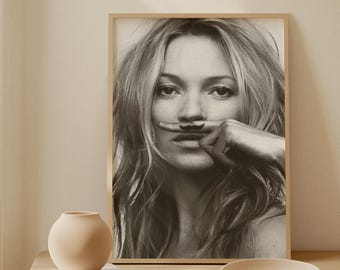 Kate Moss Iconic Fashion Poster | Y2K Leitartikel Wandkunst | Vintage Supermodel Druck | Schwarz & Weiß Minimal Dekor | Museumsfoto