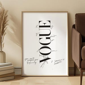 Puede incluir: Un estampado enmarcado con la palabra "VOGUE" en letras negras en negrita. El estampado incluye texto escrito a mano y un gr&aacute;fico negro. Un jarr&oacute;n con plantas secas y una pila de libros est&aacute;n a la izquierda.