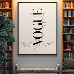 Puede incluir: Un estampado enmarcado con la palabra "VOGUE" en letras negras en negrita, con acentos manuscritos. La obra de arte cuelga sobre un banco en una habitaci&oacute;n con estanter&iacute;as y una gran planta en maceta. El texto incluye "you can't compare your beginning".