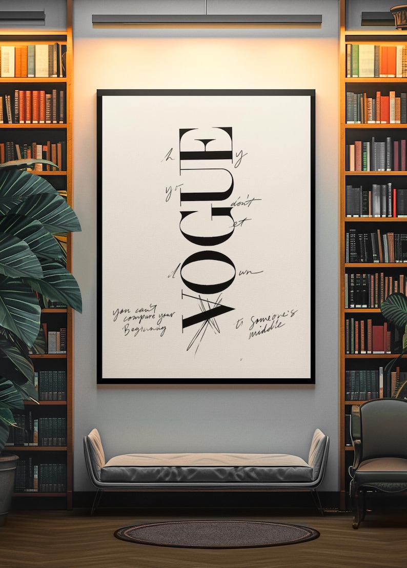 Puede incluir: Un estampado enmarcado con la palabra "VOGUE" en letras negras en negrita, con acentos manuscritos. La obra de arte cuelga sobre un banco en una habitaci&oacute;n con estanter&iacute;as y una gran planta en maceta. El texto incluye "you can't compare your beginning".