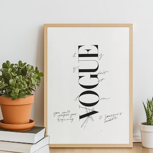 Puede incluir: Un estampado enmarcado con la palabra "VOGUE" en negro, con escritura a mano y la frase "You can't compare your beginning to someone's middle." Una planta en maceta y libros en primer plano.