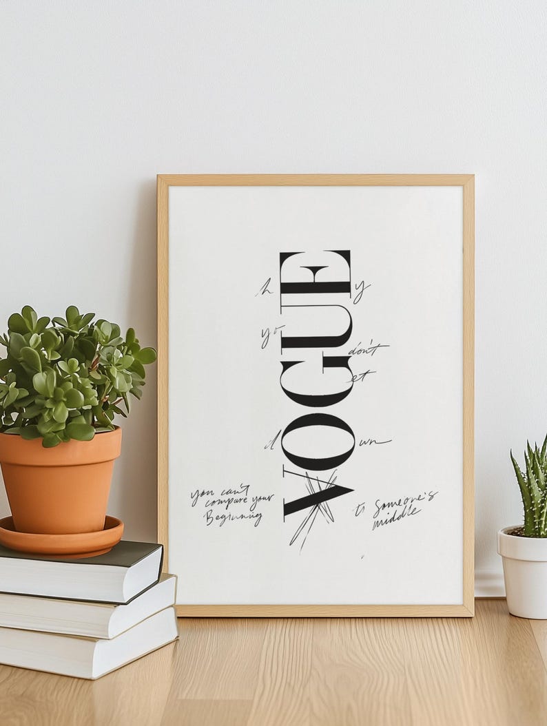 Puede incluir: Un estampado enmarcado con la palabra "VOGUE" en negro, con escritura a mano y la frase "You can't compare your beginning to someone's middle." Una planta en maceta y libros en primer plano.