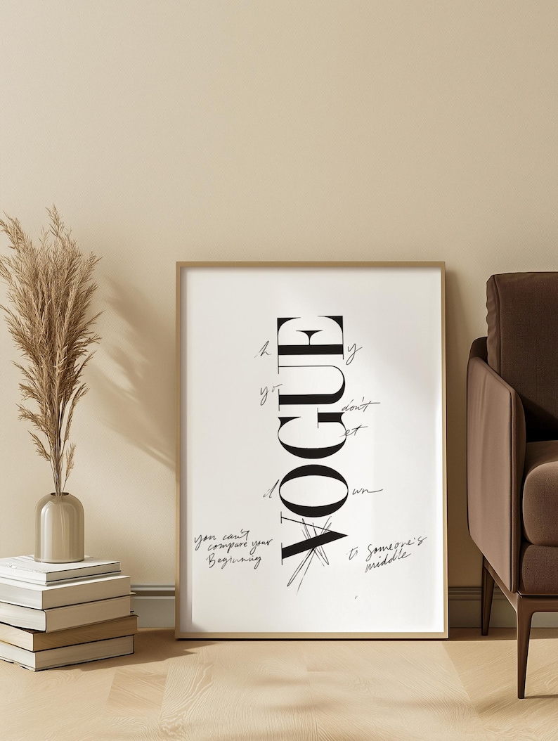 Puede incluir: Un estampado enmarcado con la palabra "VOGUE" en letras negras en negrita. El estampado incluye texto escrito a mano y un gr&aacute;fico negro. Un jarr&oacute;n con plantas secas y una pila de libros est&aacute;n a la izquierda.