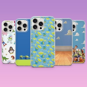 Peut inclure: Cinq coques de téléphone avec des motifs colorés. L'une présente des personnages de film, une autre un fond bleu avec des nuages blancs, et les autres des motifs de personnages de dessins animés. Les coques sont sur fond violet.