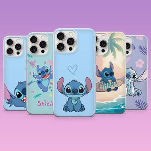 Peut inclure: Cinq coques de téléphone avec des motifs de Stitch dans des tons bleu clair, vert menthe et lavande. Les coques présentent différentes images du personnage Disney, dont une avec le mot "Ohana" et une autre avec le mot "Stitch".